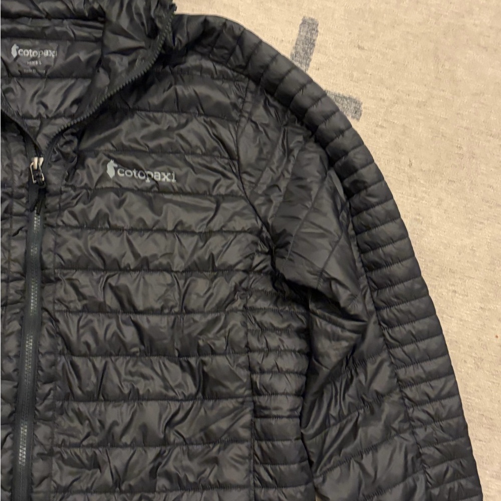 Cotopaxi Men's Capa Insulated Hooded Jacket in charcoal - Picture 4 of 10